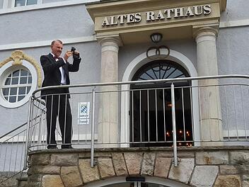 Viel erlebt hat der ehemalige Standesamtsleiter Hans-Joachim Bauer bei den Trauungen im Alten Rathaus. Einmal wurde er sogar von einer falschen Hochzeitsgesellschaft so richtig ausgetrickst.  Foto: Rolf Pralle