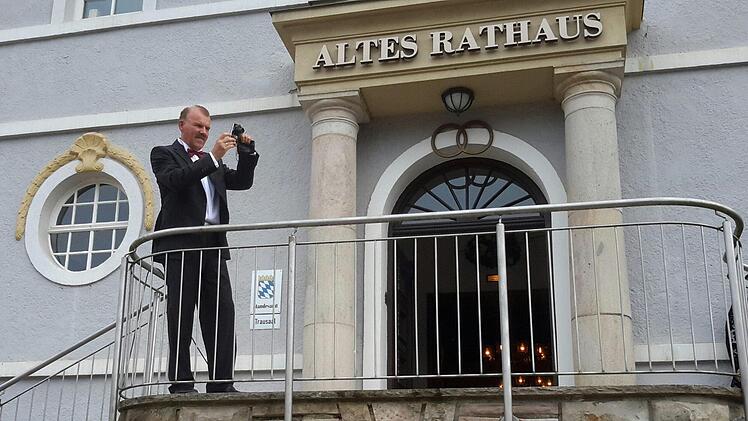 Viel erlebt hat der ehemalige Standesamtsleiter Hans-Joachim Bauer bei den Trauungen im Alten Rathaus. Einmal wurde er sogar von einer falschen Hochzeitsgesellschaft so richtig ausgetrickst.  Foto: Rolf Pralle