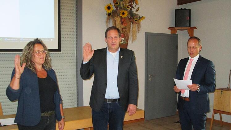 Bürgermeister Johannes Krumm (rechts) vereidigte seine Stellvertreter Christine Neeb-Wittmann und Volker Partsch.