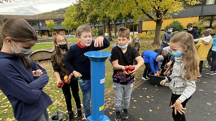 Beim Pressen der Äpfel.