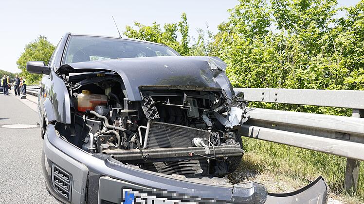 Verkehrsunfall auf der B8: Über 100 Jahre alter Fahrer schwer verletzt