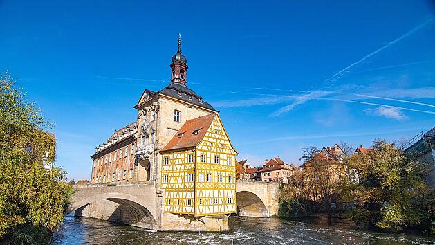 Das Alte Rathaus inmitten der Regnitz ist ein Wahrzeichen der Stadt.