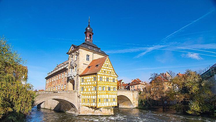 Das Alte Rathaus inmitten der Regnitz ist ein Wahrzeichen der Stadt.