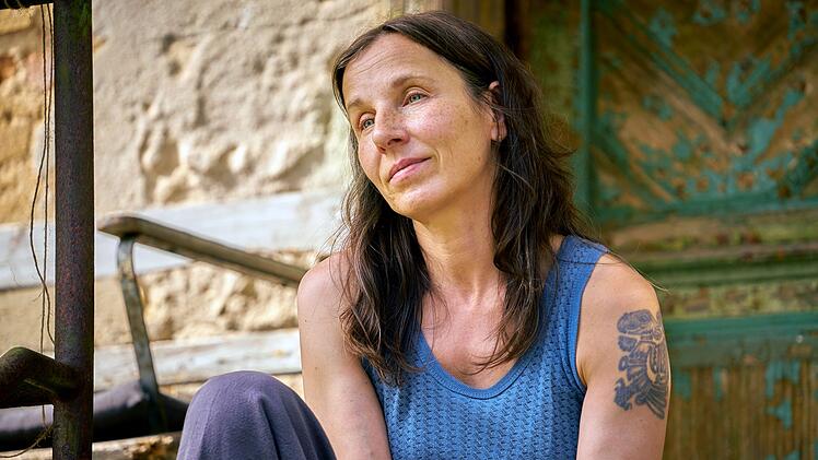 "Familie is nich" ist nicht nur der Titel des ZDF-Fernsehfilms mit Meret Becker (Bild). Es ist auch ein Filmzitat von Beckers Figur Anne, die alleine lebt und so hohe Mauern um ihr Herz gezogen hat, dass sie - zu Beginn - auch ihre Enkelin abwehrt.