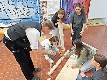 Schülerinnen der 9. Klasse der Staatlichen Realschule Bad Kissingen bauen im Rahmen des „Tags des Handwerks“ in der Aula unter Anleitung von Michael Eyrich-Halbig eine Leonardo-Brücke. Die Realschule ist mit dem Berufswahl-Siegel ausgezeichnet wor...