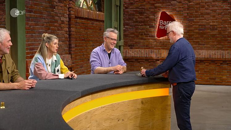 Im Händlerraum gab sich der Verkäufer schlagfertig: "Wenn die Gebote zu niedrig sind, schüttelt er mit dem Kopf", sagte er und drehte synchron am Schwänzchen des Pinguins.