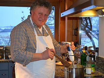 Herr am Herd: Peter Theins größtes Hobby ist das Kochen.  Foto: Gabi Bertram