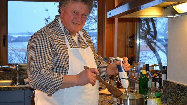 Herr am Herd: Peter Theins größtes Hobby ist das Kochen.  Foto: Gabi Bertram
