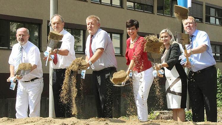 Beim Spatenstich: (von links) MdL Jürgen W. Heike (CSU), Bauoberrat Friedrich Schubart, Oberbürgermeister Norbert Kastner (SPD), MdL Susann Biedefeld (SPD), Staatssekretärin Melanie Huml (CSU) und MdB Hans Michelbach (CSU). Foto: Thomas Heuchling
