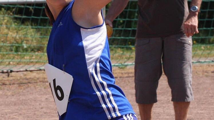 Melissa Schäfer vom TSV Bad Kissingen holte den Titel der Schülerinnen W-12 im Ballwurf und wurde im Kugelstoßen Zweite. Im Hintergrund fiebert Trainer Karl-Heinz Renninger mit.