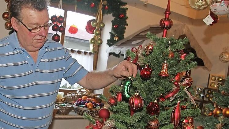 Glasbläser Müller-Blech zeigt, wie die Essiggurke im Baum versteckt wird. Möglichst an einer Stelle, an der sie nicht gleich entdeckt wird.  Fotos: Sonja Adam