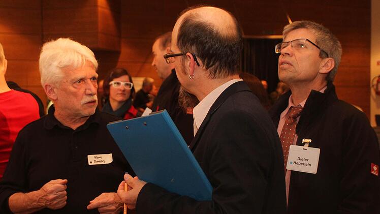 Projektleiter Dr. Wagner (Mitte) im Gespräch mit BN-Kreisvorsitzenden Klaus Mandery (links) und Dieter Heberlein (rechts).