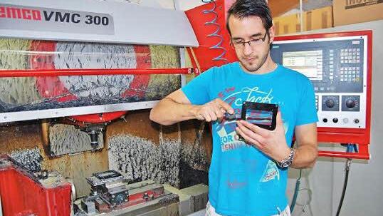 Thomas Gensler an seiner computergesteuerten CNC-Fräsmaschine in der Nüdlinger Lebenshilfe Werkstatt. Foto: Sigismund von Dobschütz