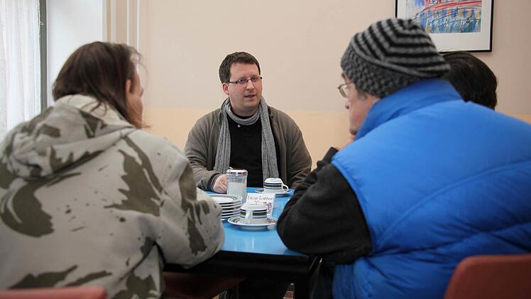 Peter Klein, hauptamtlicher Mitarbeiter bei "Menschen in Not", im Beratungsgespräch mit Besuchern.  Foto: Matthias Hoch/Archiv