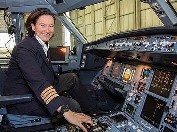 Die Hallstadter Lufthansa-Pilotin Cordula Pflaum im Cockpit eines Airbus 340.  Foto: Lufthansa, Juliana Socher und dpa (2)