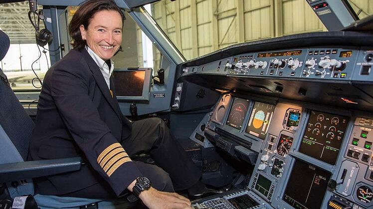 Die Hallstadter Lufthansa-Pilotin Cordula Pflaum im Cockpit eines Airbus 340.  Foto: Lufthansa, Juliana Socher und dpa (2)