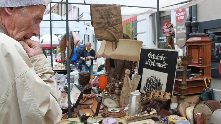 Beim Bamberger Antikmarkt kamen Liebhaber schöner alter Dinge voll auf ihre kosten. Foto: Michel Memmel