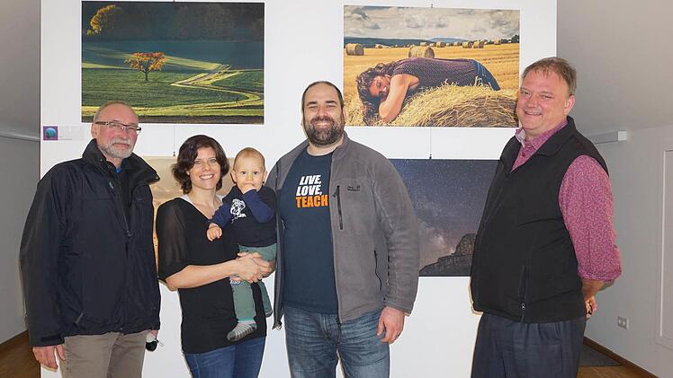 Der Geschäftsführer der Tourismus GmbH Bayerische Rhön, Michael Pfaff (rechts), gratuliert den Siegern des Fotowettbewerbs (von links) Gerhard Kupfer, Ulrike, Benno und Marcus Schulz.  Foto: Marion Eckert