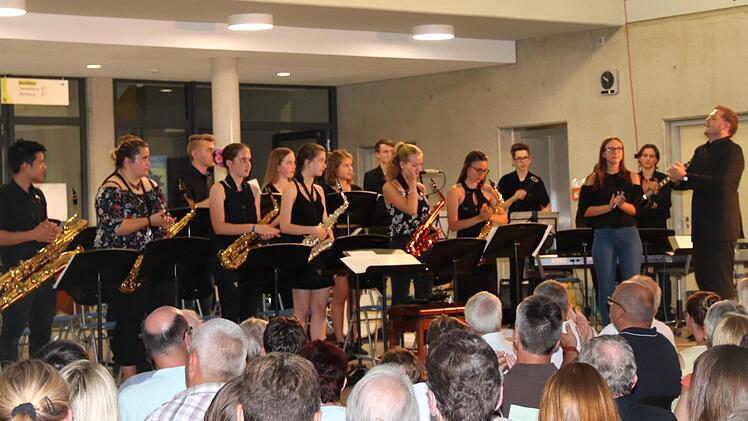 Die Jazzcombo, am Pult Florian Kager, rechts Solistin Lea Gromhaus (in Jeans)   Foto: Johanna Blum