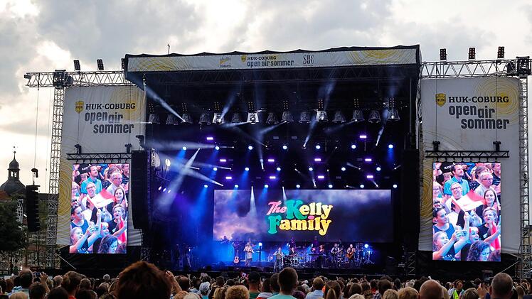 Bei ihrer Premiere in Coburg genossen die Mitglieder der Kelly Family die besondere Stimmung auf dem Schlossplatz.  Foto: Matthias Hoch