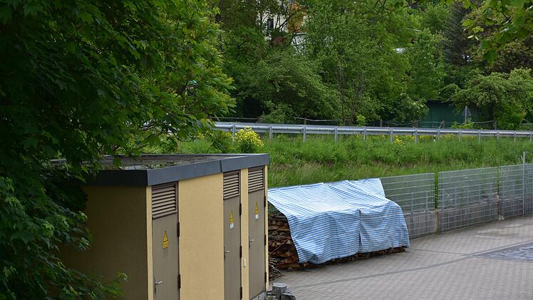 Bis zu diesem Trafohäuschen sind Autos gerutscht. Foto: Petra Malbrich