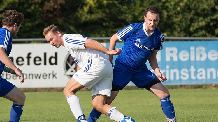 Zweikampf zwischen dem Mitwitzer Christian Beiergr&ouml;&szlig;lein und dem Wallenfelser Marius Stumpf (blaues Trikot).  Fotos: Heinrich Wei&szlig;