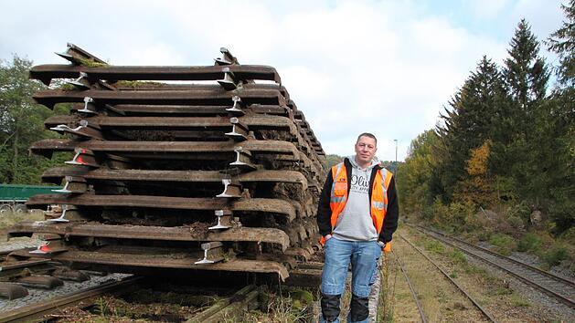Gleisr&uuml;ckbauer Timo Mei&szlig;ner hat bereits 2016 die Sinntalbahn demontiert, wo dieses Bild in Wildflecken entstand. Er ist inzwischen auch Eigent&uuml;mer des gr&ouml;&szlig;ten Teils der Steigerwaldbahn. Dort gibt allerdings ernst zu nehmende Reaktivierungsabsichten.  Foto: Ulrike M&uuml;ller