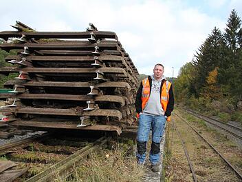 Gleisrückbauer Timo Meißner hat bereits 2016 die Sinntalbahn demontiert, wo dieses Bild in Wildflecken entstand. Er ist inzwischen auch Eigentümer des größten Teils der Steigerwaldbahn. Dort gibt allerdings ernst zu nehmende Reaktivierungsabsichten.  Foto: Ulrike Müller