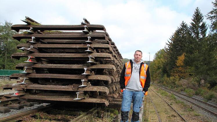 Gleisrückbauer Timo Meißner hat bereits 2016 die Sinntalbahn demontiert, wo dieses Bild in Wildflecken entstand. Er ist inzwischen auch Eigentümer des größten Teils der Steigerwaldbahn. Dort gibt allerdings ernst zu nehmende Reaktivierungsabsichten.  Foto: Ulrike Müller