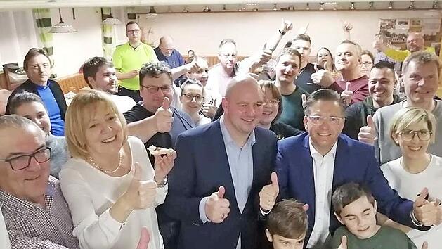 Karsten Fischkal (vorne, Zweiter von rechts mit wei&szlig;em Hemd) feiert seinen Sieg.  Foto: jb