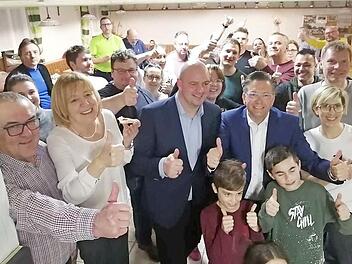 Karsten Fischkal (vorne, Zweiter von rechts mit weißem Hemd) feiert seinen Sieg.  Foto: jb