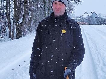 Matthias Maschlinski mit seinem Blindenstock auf dem Weg zum Einkaufen. Die Sehkraft des Hegnabrunners beträgt nur noch drei Prozent. Fotos: Werner Reißaus