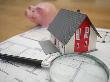 Die Wohnsituation in Deutschland ist angespannt. Nicht nur die Immobilienpreise steigen immer weiter an, auch das Bauland wird immer teurer.