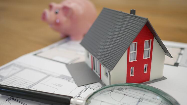 Die Wohnsituation in Deutschland ist angespannt. Nicht nur die Immobilienpreise steigen immer weiter an, auch das Bauland wird immer teurer.