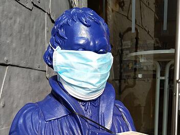 Maske auf: Luther-Skulptur vor dem Museums-Shop der Coburger Kunstsammlungen auf der Veste.Foto: Jochen Berger
