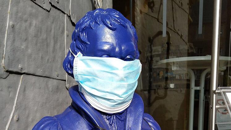 Maske auf: Luther-Skulptur vor dem Museums-Shop der Coburger Kunstsammlungen auf der Veste.Foto: Jochen Berger