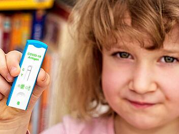 Kind h&auml;lt negativen Corona Antigen-Test in der Hand