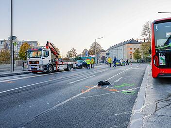 Auto erfasst Fußgängerin: Frau schwerverletzt