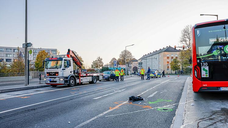 Auto erfasst Fußgängerin: Frau schwerverletzt