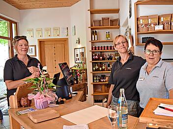 Susanne Pingold, Yvonne Geschwandner und Heike Mirsberger sind das Team in Pingolds Hofladen.Petra Malbrich