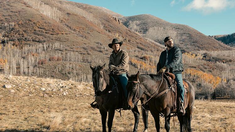 Kayce Dutton (Luke Grimes, links) wird von seinem Kumpel Calvin (Logan Marshall-Green) &uuml;berredet, als Marshal zu arbeiten.