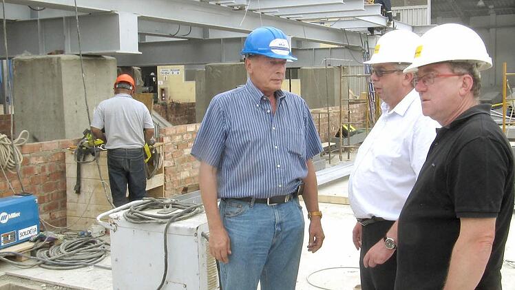 Michael Neubauer (2. v.r.) bei einer Baustellenbesichtigung in Lima. Fotos: privat