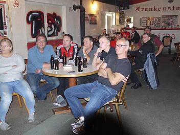 Die Club-Fans verfolgten den Abstieg ihres Vereins eher schweigend. Die Luft war bei ihnen raus. Fotos: Pauline Lindner