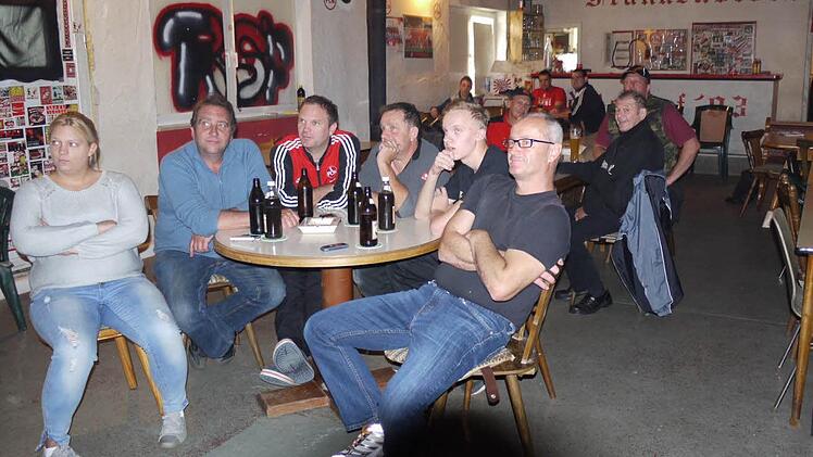 Die Club-Fans verfolgten den Abstieg ihres Vereins eher schweigend. Die Luft war bei ihnen raus. Fotos: Pauline Lindner