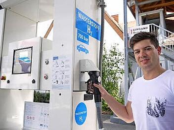 Moritz Strohofer an der neuen Wasserstoff-Zapfsäule Foto: Pauline Lindner