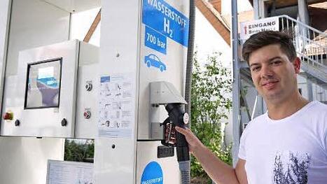 Moritz Strohofer an der neuen Wasserstoff-Zapfsäule Foto: Pauline Lindner