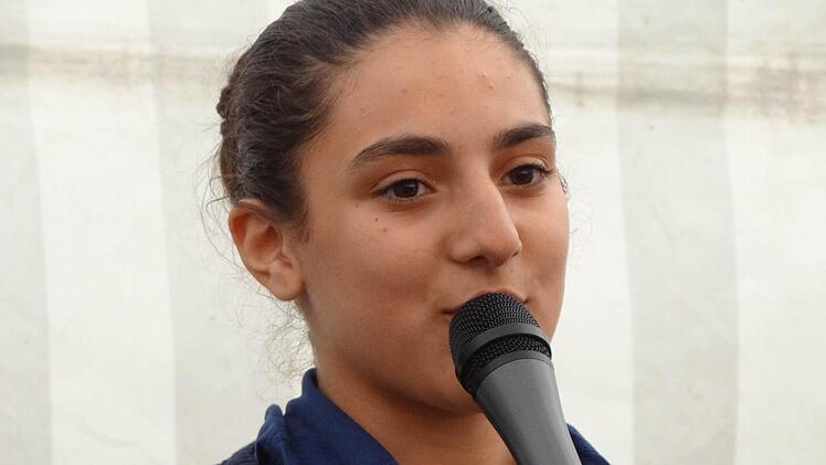 Das Mädchen Nagham aus Syrien bist froh, dass sie in Deutschland nun sicher ist. "Danke für alles. Ich liebe Deutschland", sagte sie