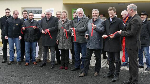 Symbolik muss sein: Mit dem Schnitt durch ein rotes Band ist der Stellplatz f&uuml;r die Nutzung durch Wohnmobilisten freigegeben worden.Foto: Berthold K&ouml;hler