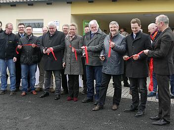 Symbolik muss sein: Mit dem Schnitt durch ein rotes Band ist der Stellplatz für die Nutzung durch Wohnmobilisten freigegeben worden.Foto: Berthold Köhler