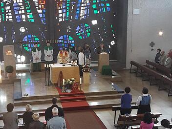 Das neue Gremium am Altar beim Einführungsgottesdienst Foto: Alfred Goller